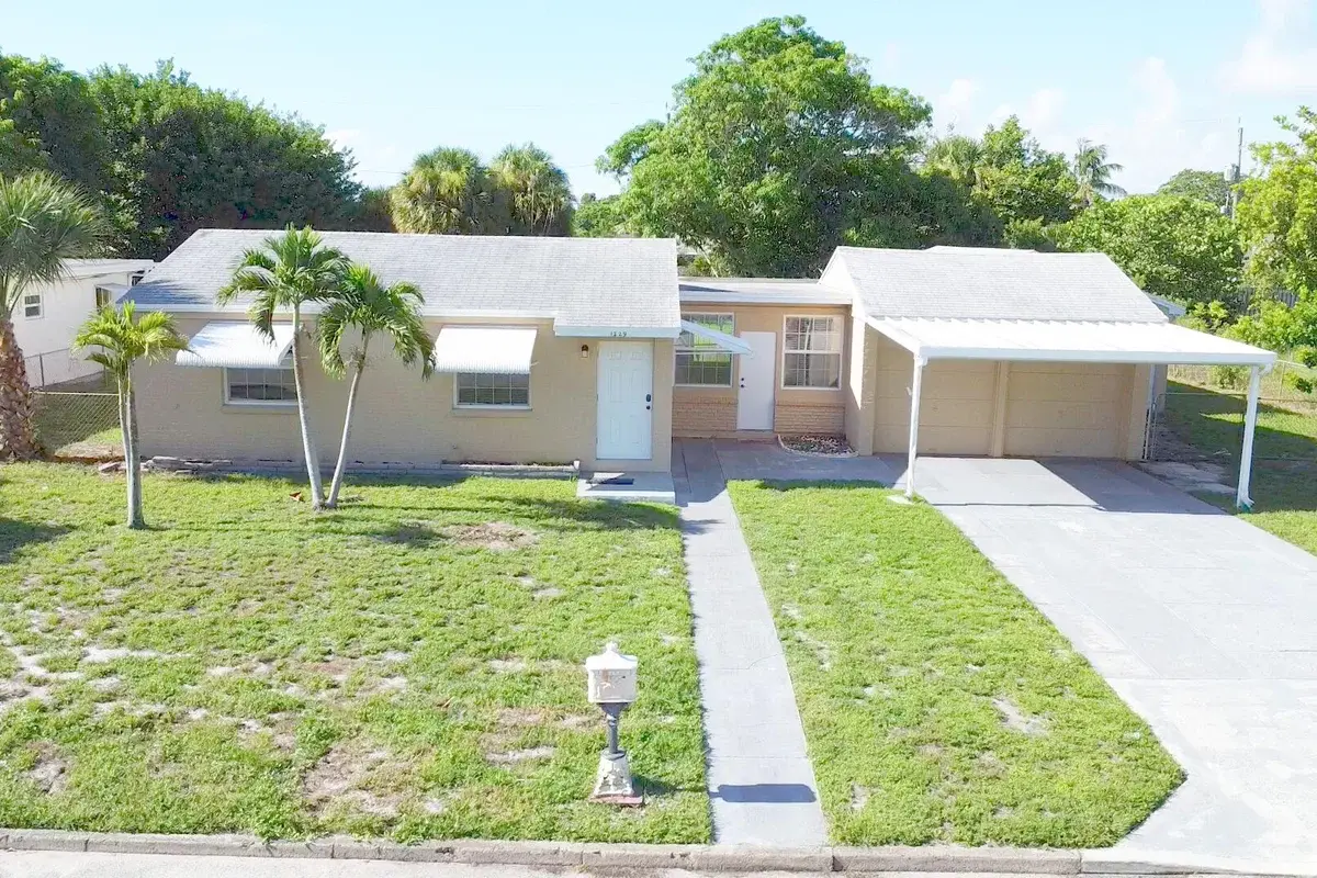 1229 15th Ave N, Lake Worth Beach: photo 1 of 16
