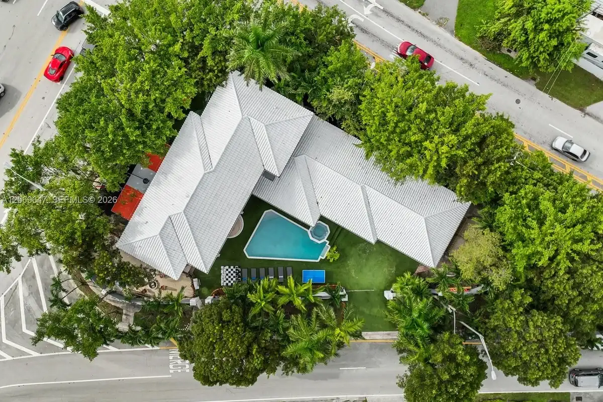 12141 Walsh Blvd, Miami: photo 1 of 10