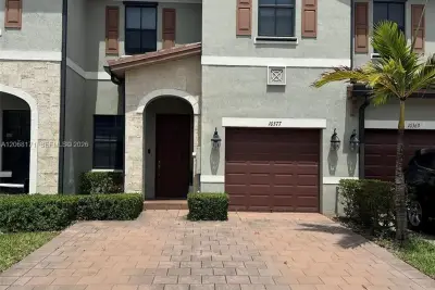 10377 W 34th Ct, Hialeah: photo 1 of 18