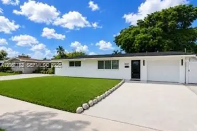 8600 Taft St, Pembroke Pines: photo 1 of 23