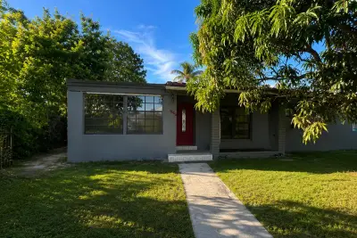 845 NW 144th St, Miami: photo 1 of 5