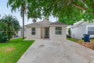 731 SW 10th St, Florida City: photo 1 of 30