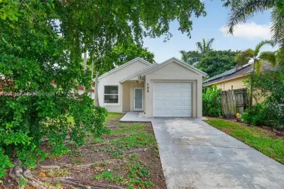 792 SW 9th St, Florida City: photo 1 of 29
