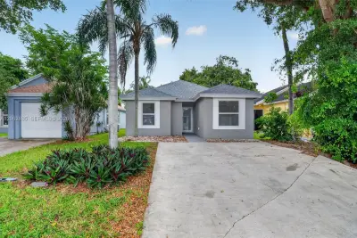 744 SW 9th St, Florida City: photo 1 of 34
