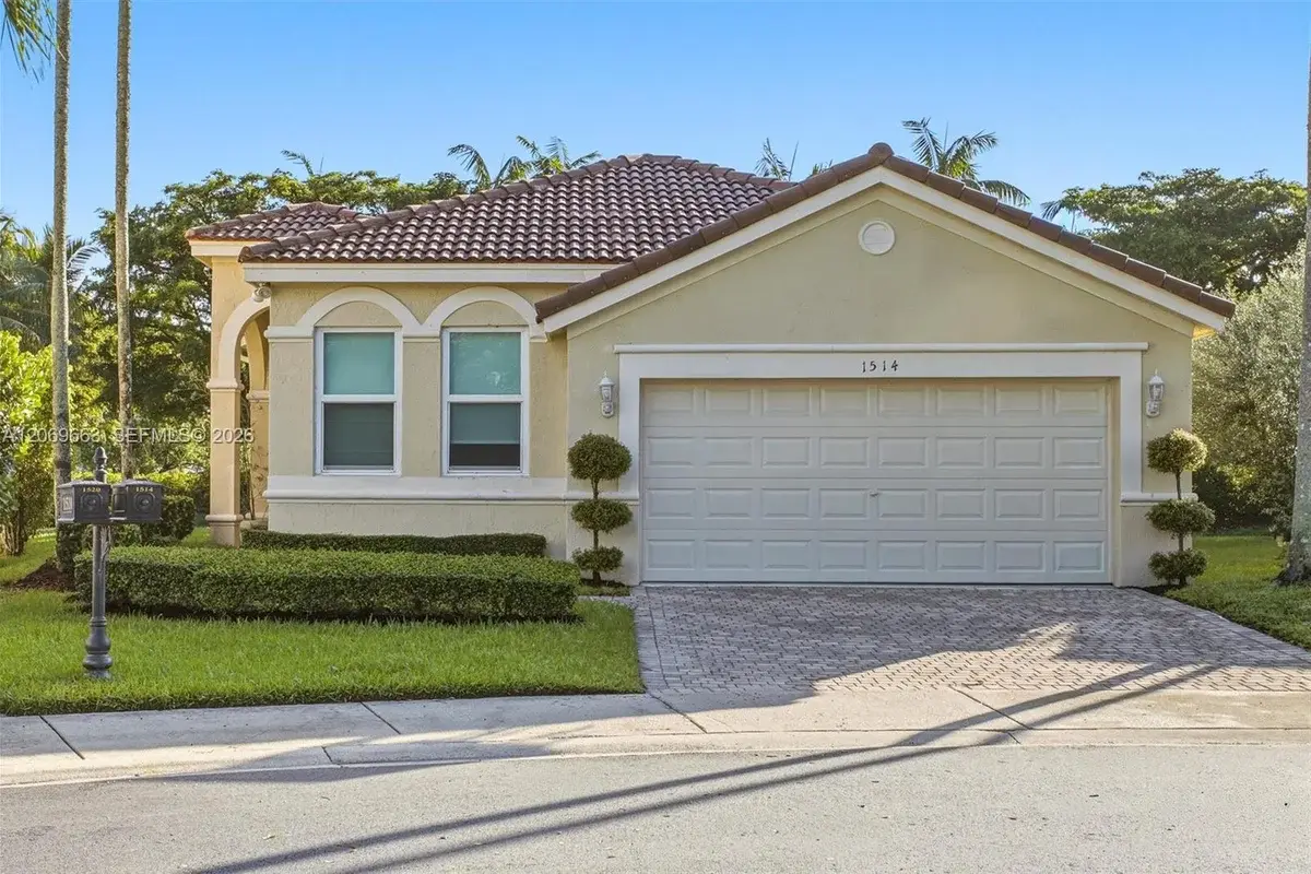 1514 Winterberry Ln, Weston: photo 1 of 36