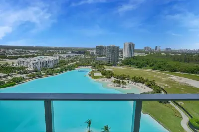 2411 Laguna Cir #1610, North Miami: photo 1 of 41