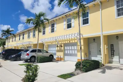 1107 NW 40th Ter, Lauderhill: photo 1 of 38