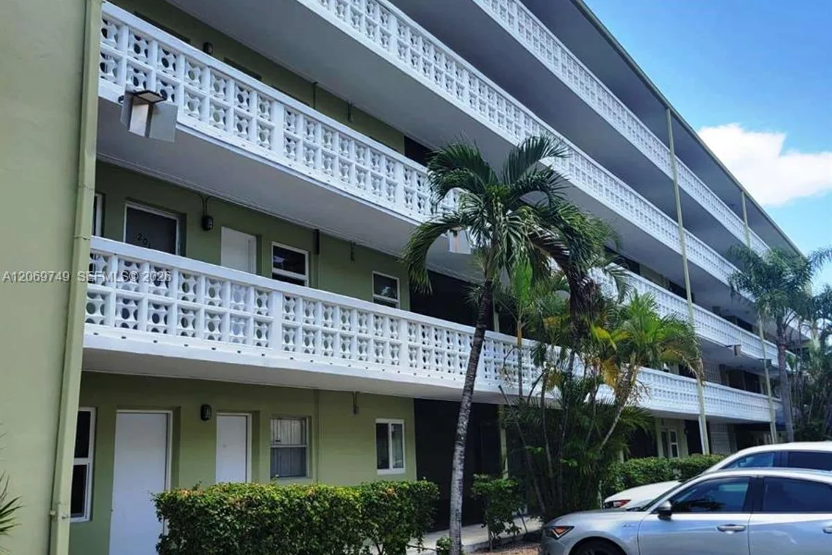 1425 Arthur St #101A, Hollywood: photo 1 of 15