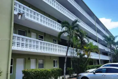 1425 Arthur St #101A, Hollywood: photo 1 of 15