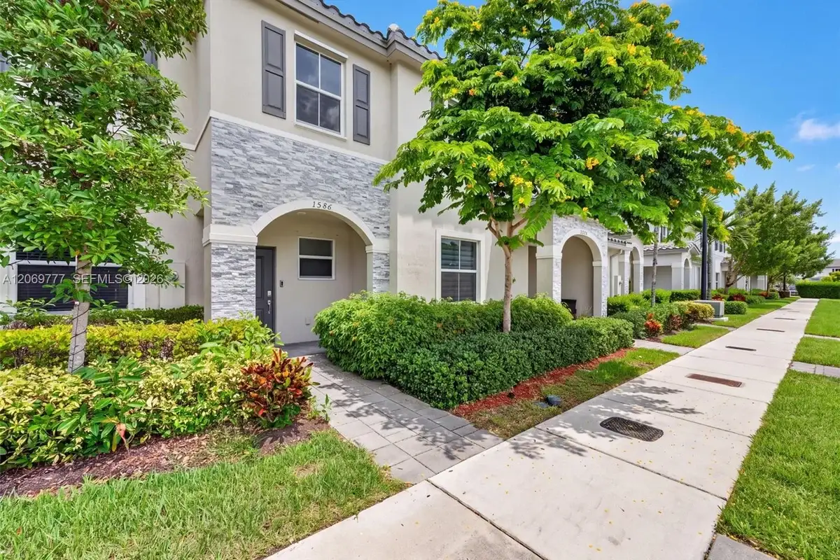 1586 SE 27th Ter, Homestead: photo 1 of 34