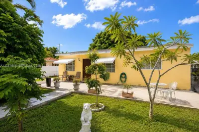 371 W 47th St, Hialeah: photo 1 of 18