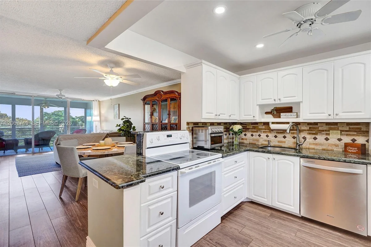 605 Oaks Dr #504, Pompano Beach: photo 1 of 26