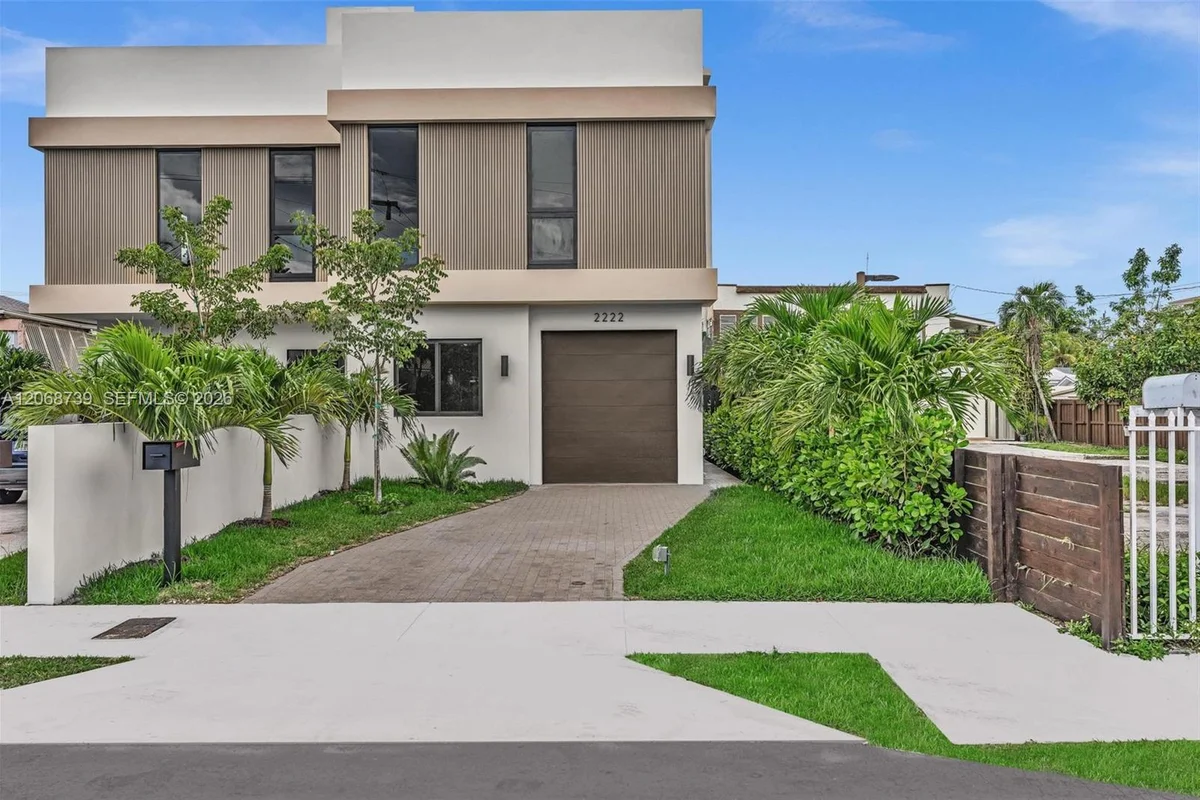 2222 SW 14th St, Miami: photo 1 of 57