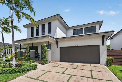 9023 NW 161st Ter, Miami Lakes: photo 1 of 53