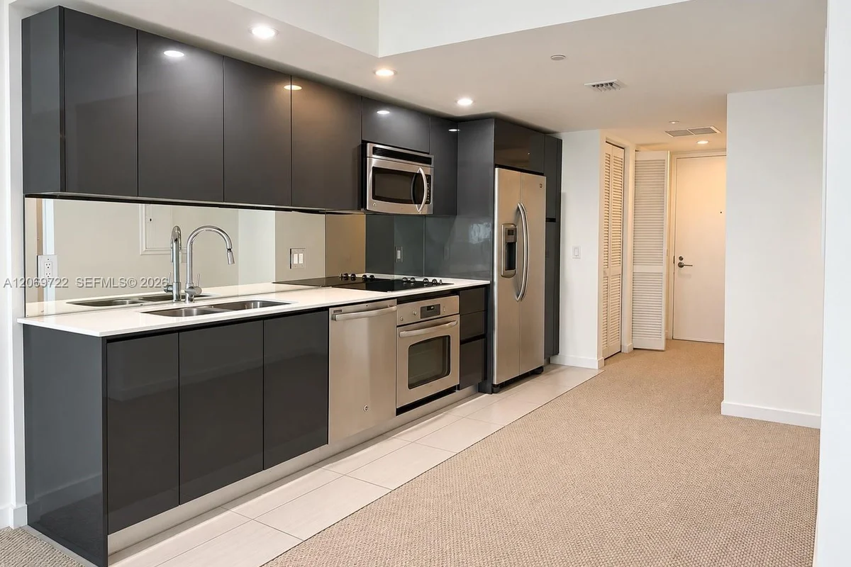 31 SE 6th St #405, Miami: photo 1 of 10