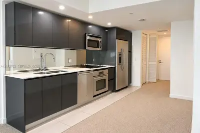 31 SE 6th St #405, Miami: photo 1 of 10