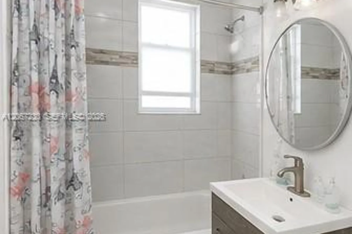 1020 NW 143 St, Miami: photo 1 of 1