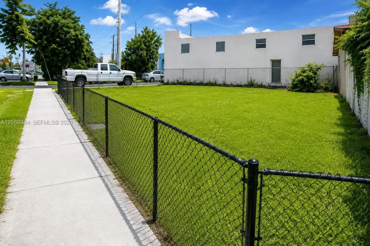 119 NW 3rd St, Hallandale Beach: photo 1 of 8