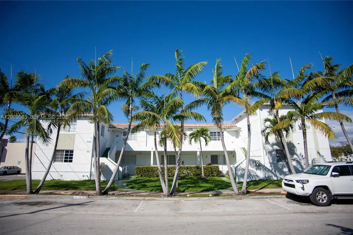 7130 Rue Versailles #10, Miami Beach: photo 1 of 16