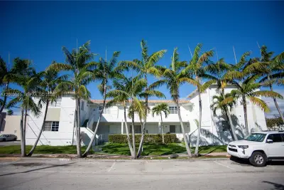 7130 Rue Versailles #10, Miami Beach: photo 1 of 16