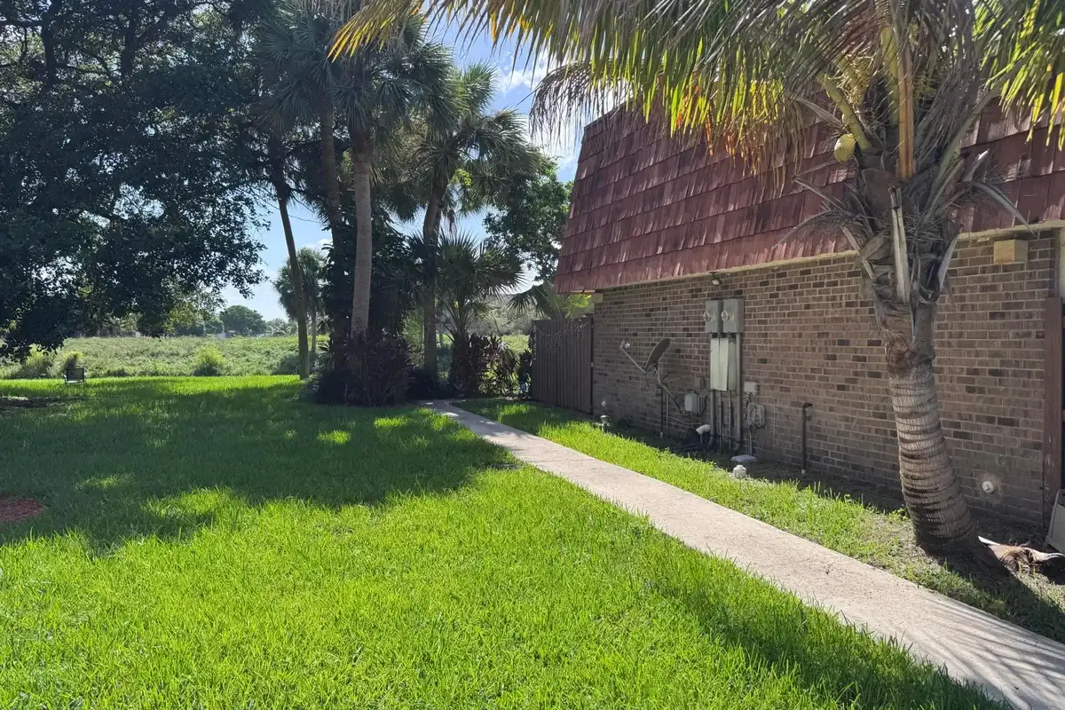 8492 S Coral Cir, North Lauderdale: photo 1 of 33