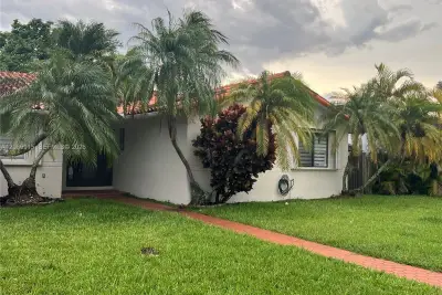 9940 SW 155th St, Miami: photo 1 of 19