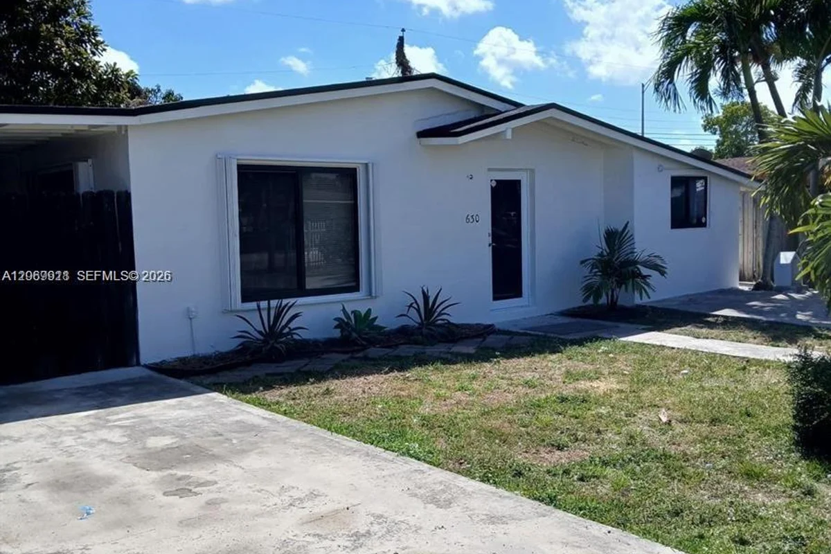 630 SE 3rd Pl, Hialeah: photo 1 of 12