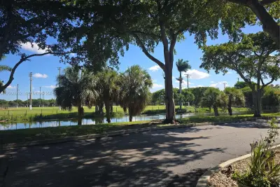 16330 Oak Walk, Miami Lakes: photo 1 of 36