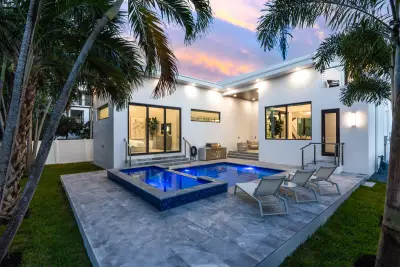 829 SW 11th St, Fort Lauderdale: photo 1 of 93