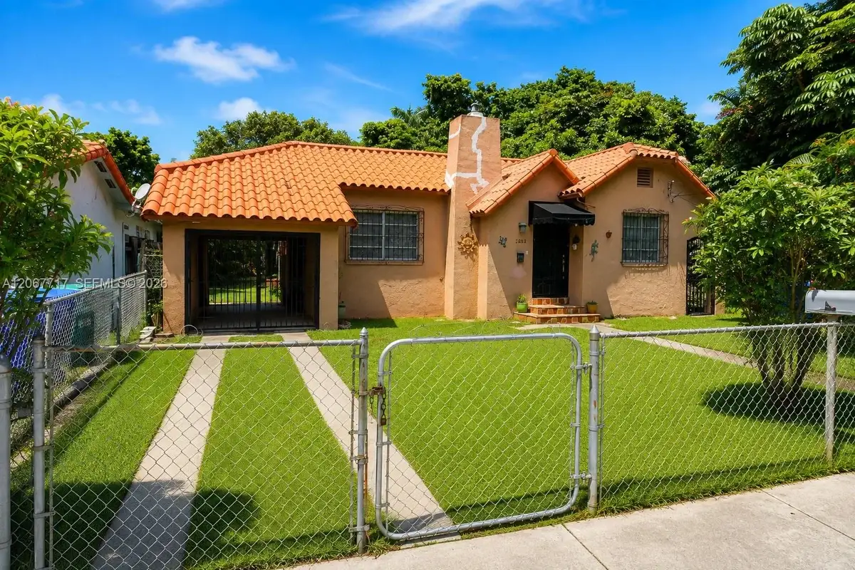 2347 SW 2nd St, Miami: photo 1 of 26