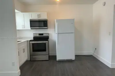 2150 NW 24th St #4, Miami: photo 1 of 8