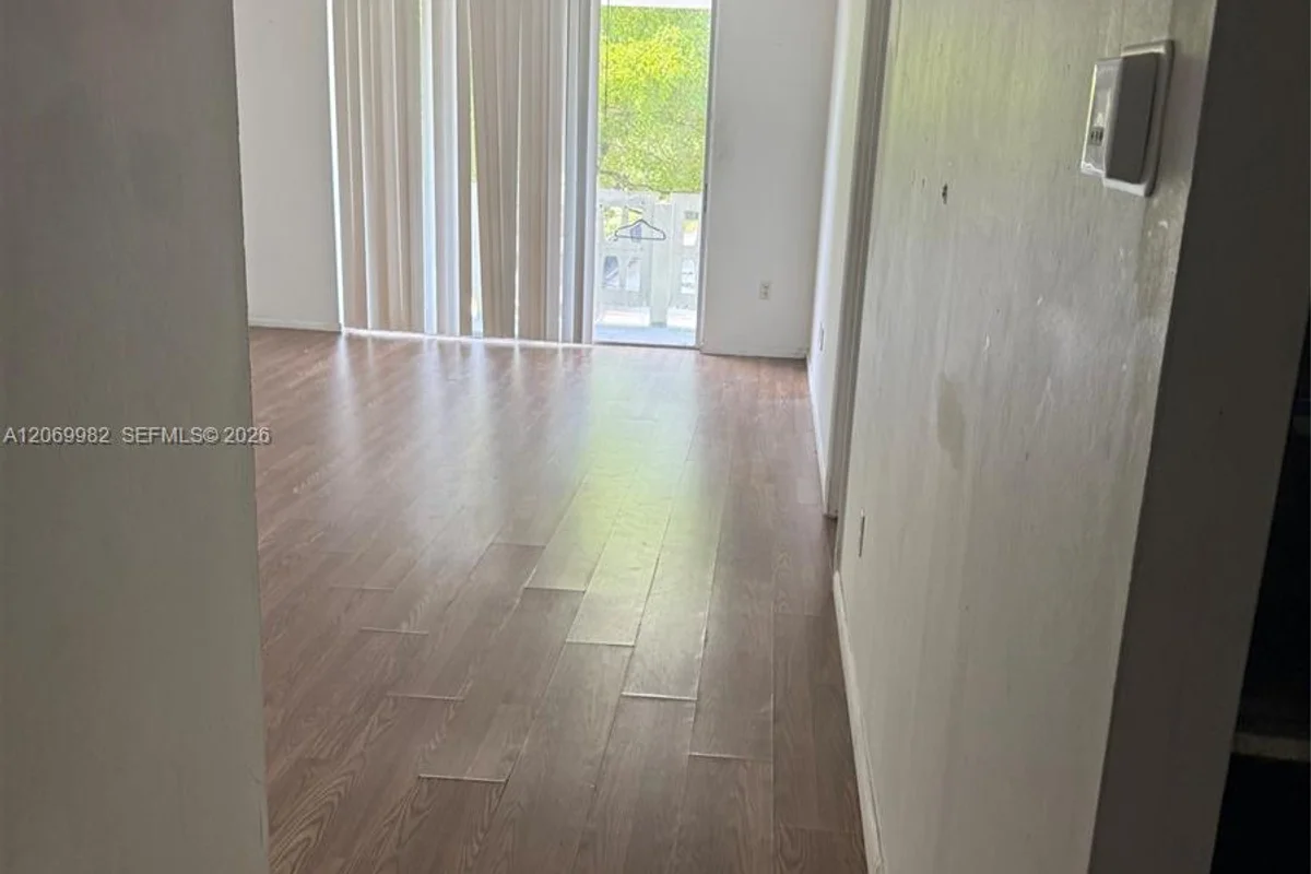 15600 NW 7th Ave #301-1, Miami: photo 1 of 6