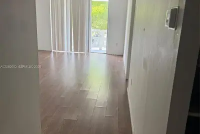 15600 NW 7th Ave #301-1, Miami: photo 1 of 6