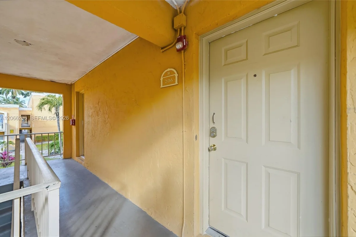 17901 NW 68th Ave #R206, Hialeah: photo 1 of 21