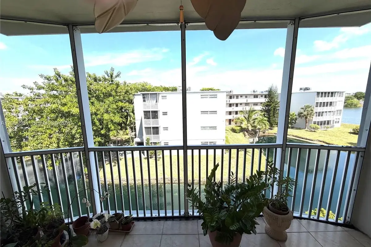 1660 NE 191st St #406-1, Miami: photo 1 of 14
