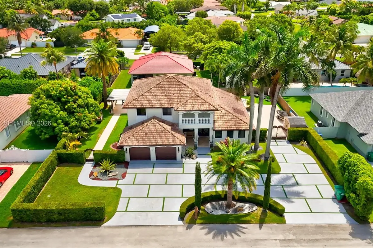 House in Miami: photo 1 of 60