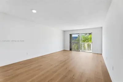 15205 NE 6th Ave #D305, Miami: photo 1 of 16