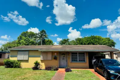 1321 NW 32nd Ave, Lauderhill: photo 1 of 17