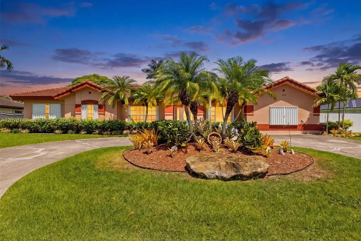 15735 SW 153rd Ave, Miami: photo 1 of 52