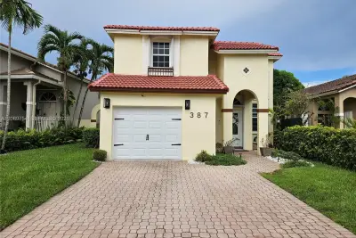 387 NW 107th Ave, Pembroke Pines: photo 1 of 42