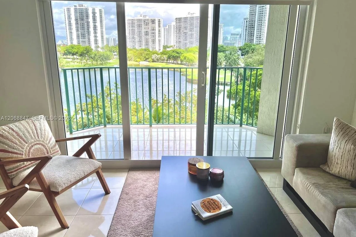 Condo in Aventura: photo 1 of 23