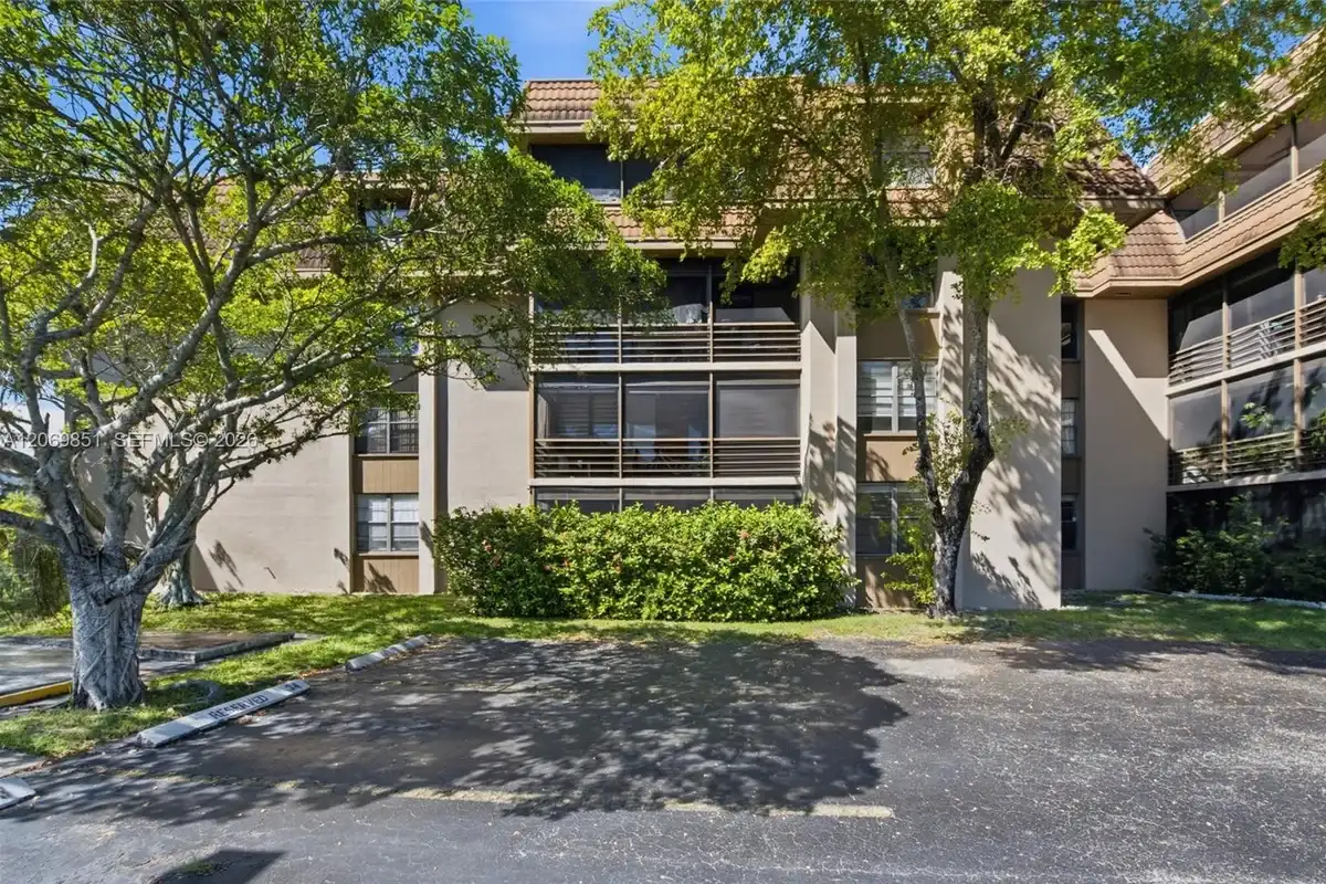 661 NE 195th St #104, Miami: photo 1 of 43