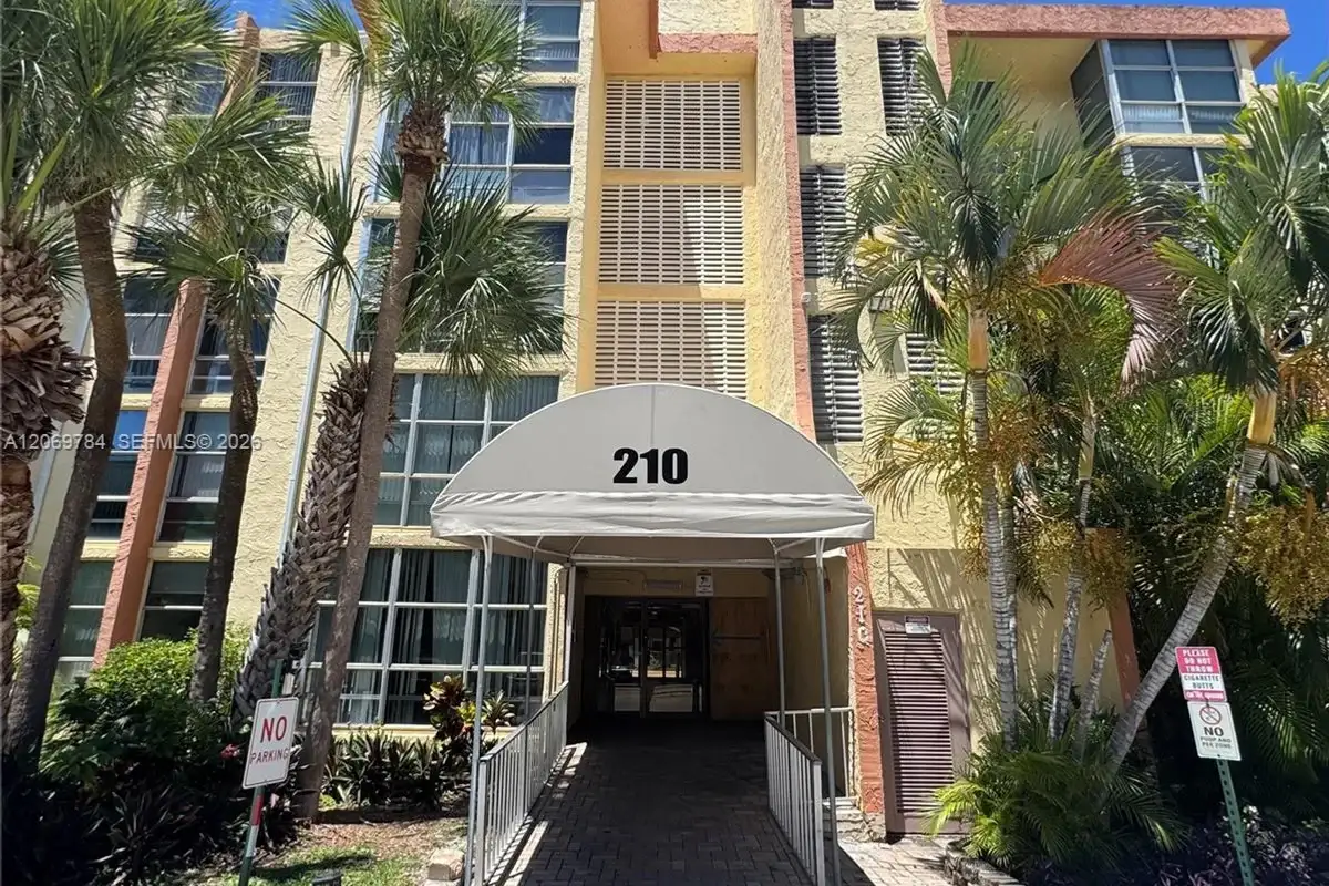 210 172nd St #334, Sunny Isles Beach: photo 1 of 11