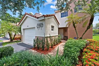 8211 NW 70th St, Tamarac: photo 1 of 36
