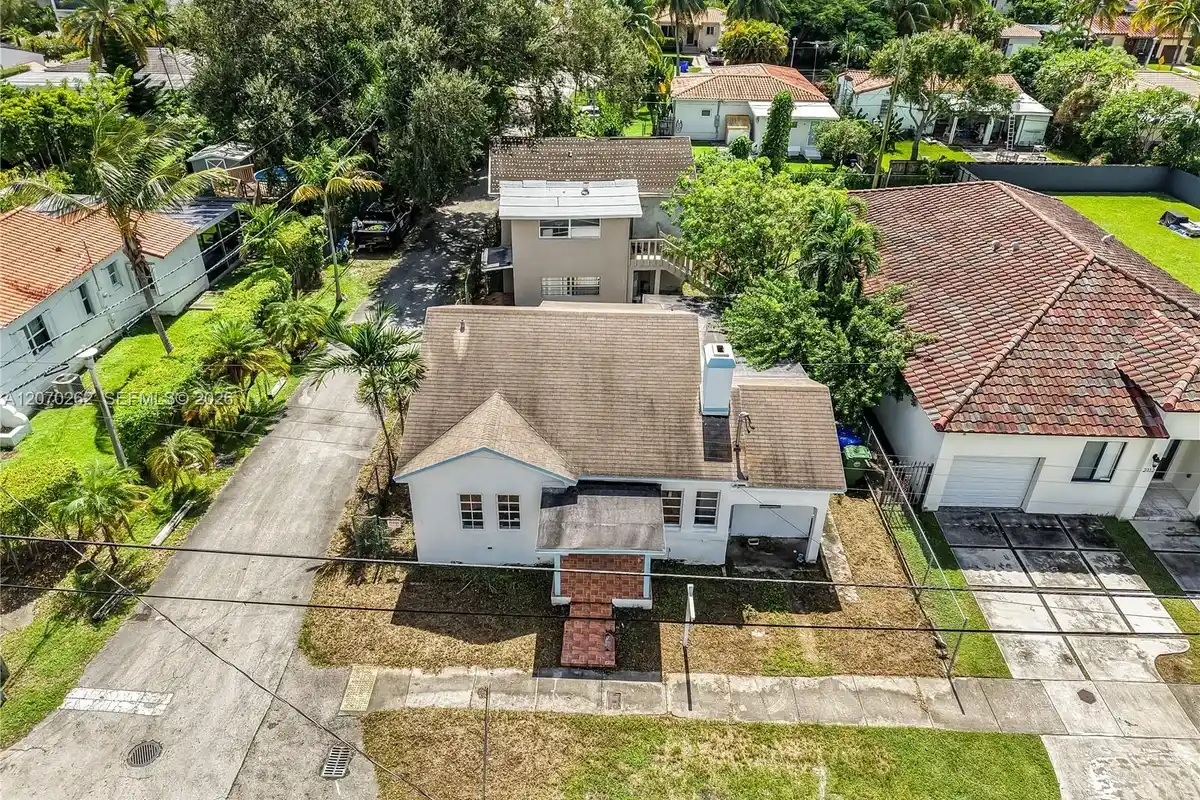 2100 SW 25th St, Miami: photo 1 of 23