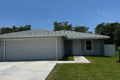 12230 SW 219th St, Miami: photo 1 of 15