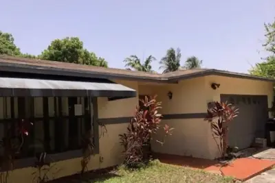 251 SW 16th St, Pompano Beach: photo 1 of 8