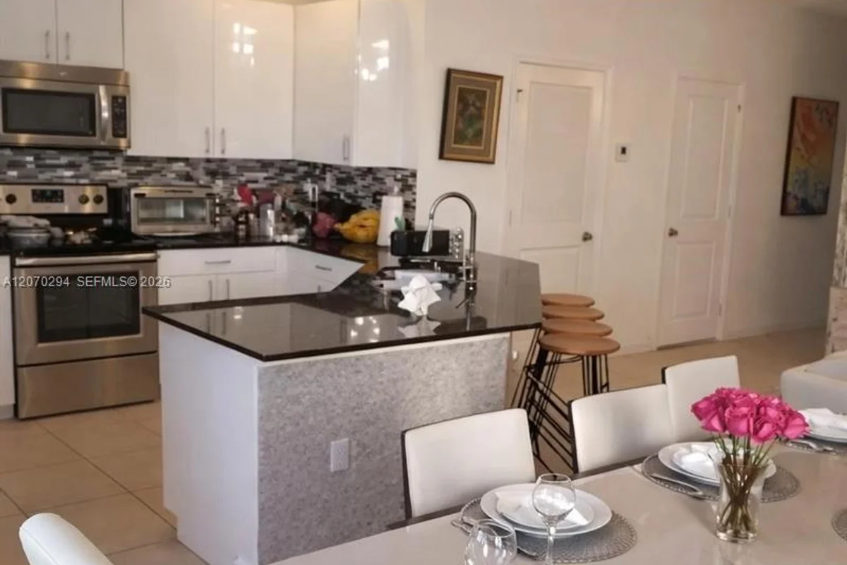 426 NE 194th Ter, Miami: photo 1 of 10