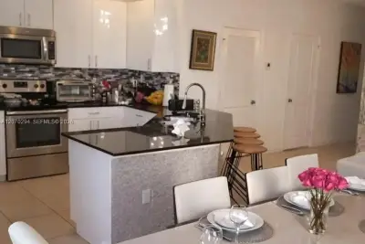 426 NE 194th Ter, Miami: photo 1 of 10