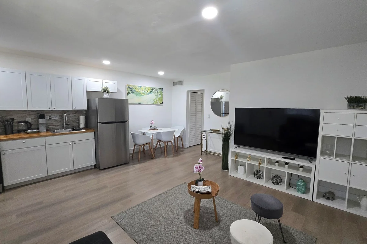 704 NE 8th St #10, Hallandale Beach: photo 1 of 7
